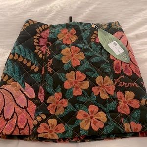 NWT Quilted Floral Farm Rio skirt size small.